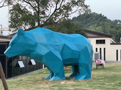 公園草坪行走的藍(lán)色熊雕塑