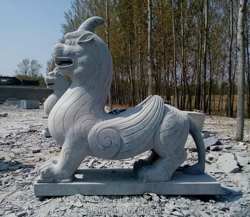 公園里擺放的青石石雕創(chuàng)意獨角獸雕塑