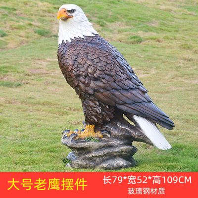 動物園一只孤獨(dú)的樹脂老鷹雕塑