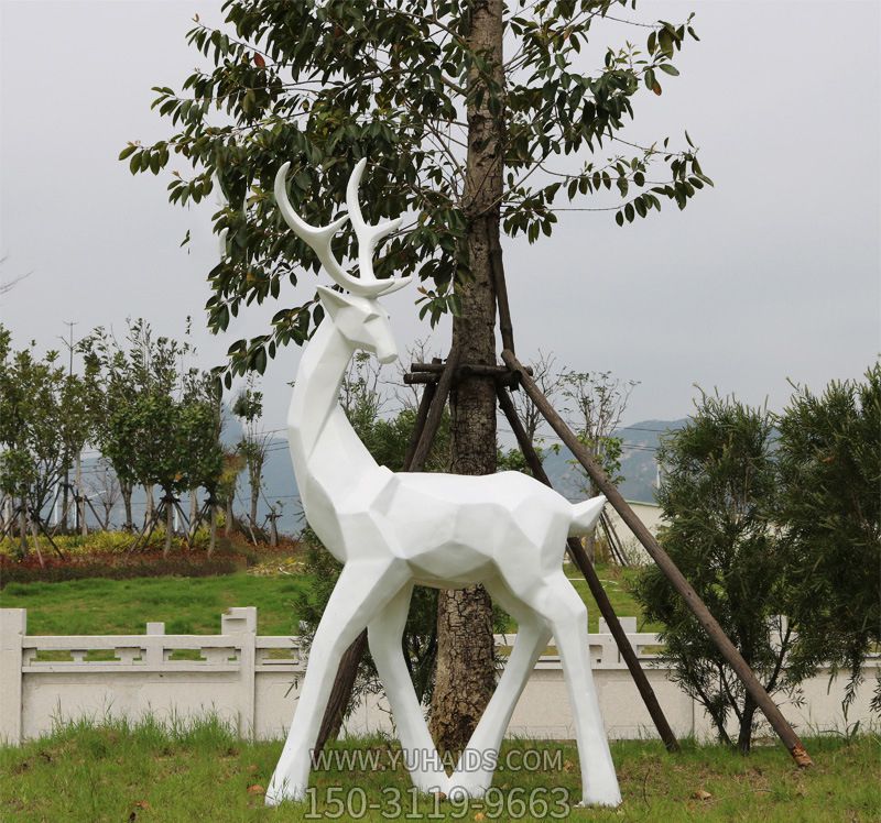 公園景區(qū)大型動物景觀回頭望的梅花鹿雕塑