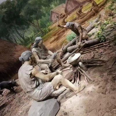 景點展廳擺放玻璃鋼原始人做飯生活場景雕塑