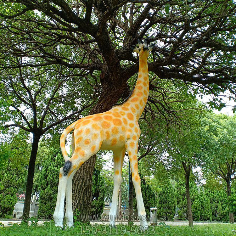 玻璃鋼仿真長(zhǎng)頸鹿，公園園林草坪動(dòng)物景觀雕塑