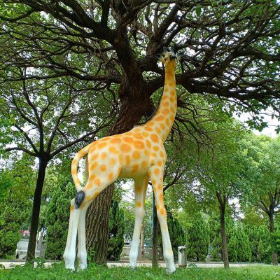 玻璃鋼仿真長(zhǎng)頸鹿，公園園林草坪動(dòng)物景觀