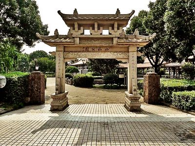 公園擺放花崗巖單門(mén)石牌坊