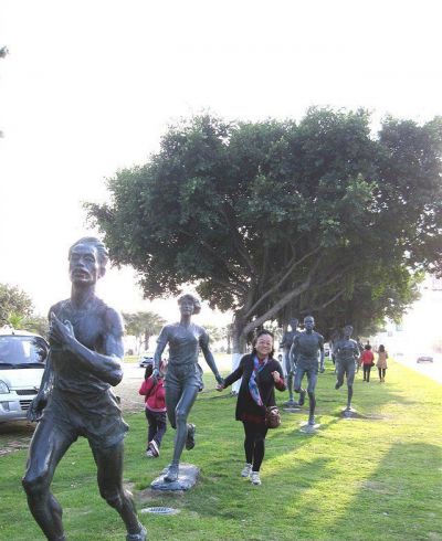 公園跑步運動人物小品景觀玻璃鋼仿銅雕塑