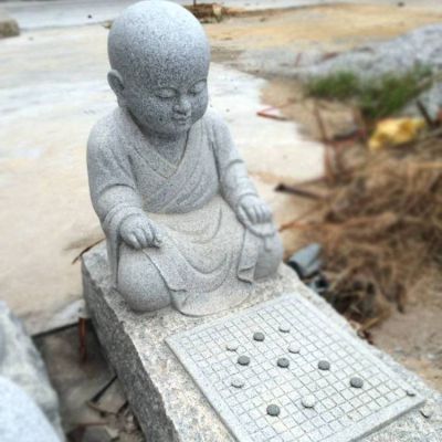 庭院公園大理石石雕園林下棋的小沙彌