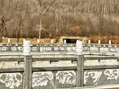 山區(qū)河道芝麻灰防護(hù)欄桿