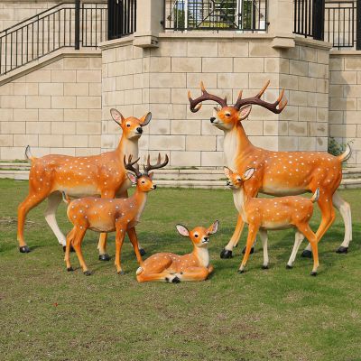 公園景區(qū)玻璃鋼彩繪一家五口鹿雕塑