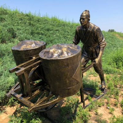 用獨(dú)輪車運(yùn)糧食的農(nóng)民
