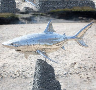 海邊一只不銹鋼鯊魚(yú)雕塑