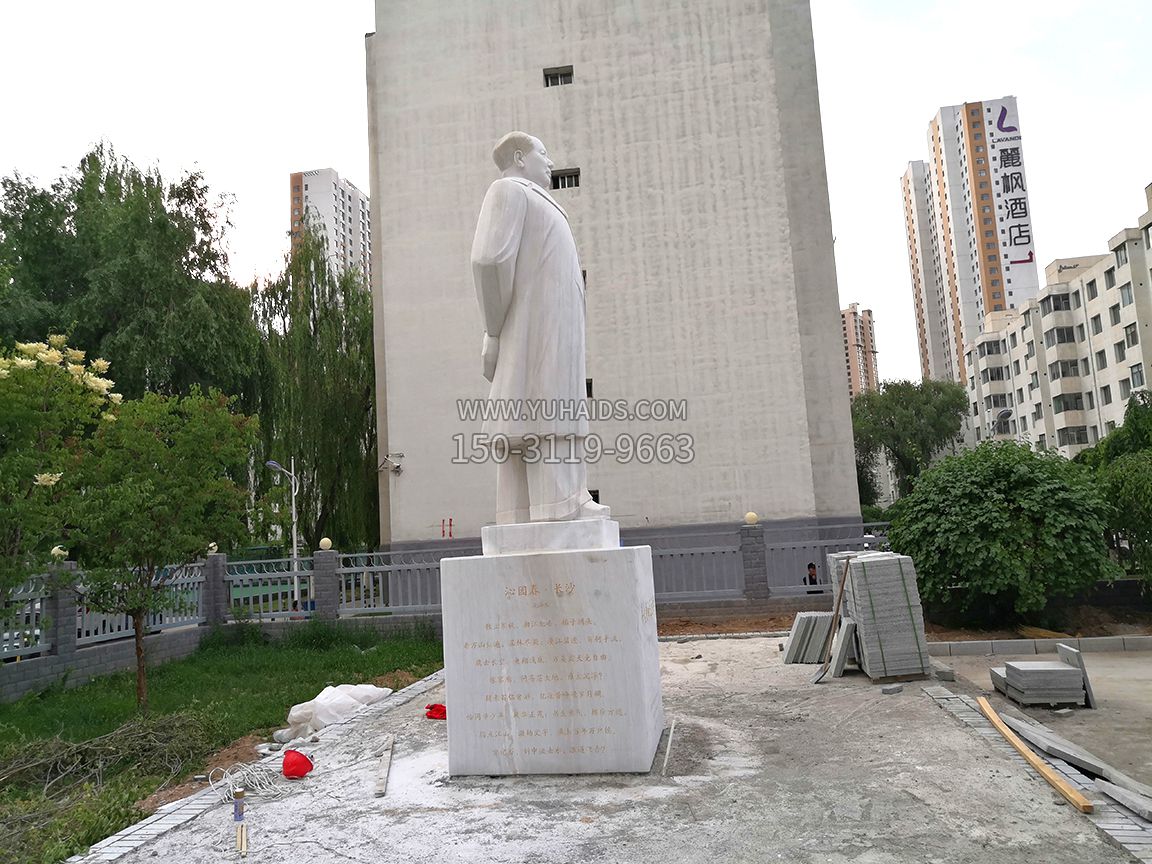 青海石油博物館，漢白玉毛主席石雕像，側(cè)視效果