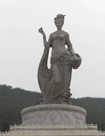 神女：總高51.9米，由1160塊花崗石構(gòu)成，自重1000多噸的茶山神女